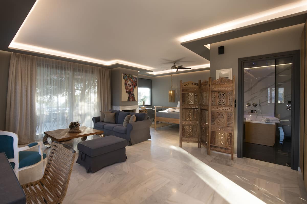 Suite estudio de diseñador, 1 cama Queen size, vista al mar, junto a la alberca | Sábanas de algodón egipcio y ropa de cama de alta calidad