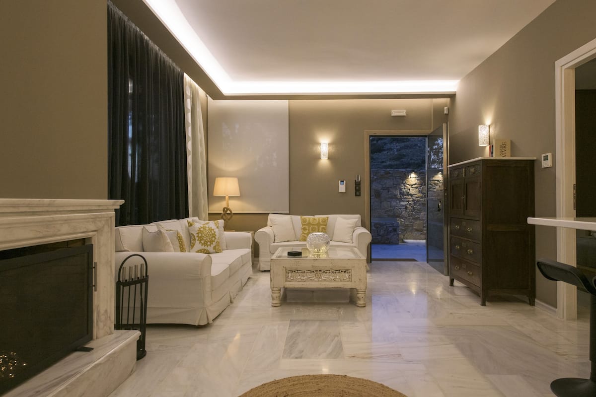 Departamento de diseñador, 2 habitaciones, vista al mar | Área de sala de estar | Smart TV de 50 pulgadas con canales vía satélite