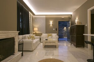 Design Διαμέρισμα, 2 Υπνοδωμάτια, Θέα στη Θάλασσα | Περιοχή καθιστικού | Τηλεόραση Smart 50 ιντσών με δορυφορικά κανάλια