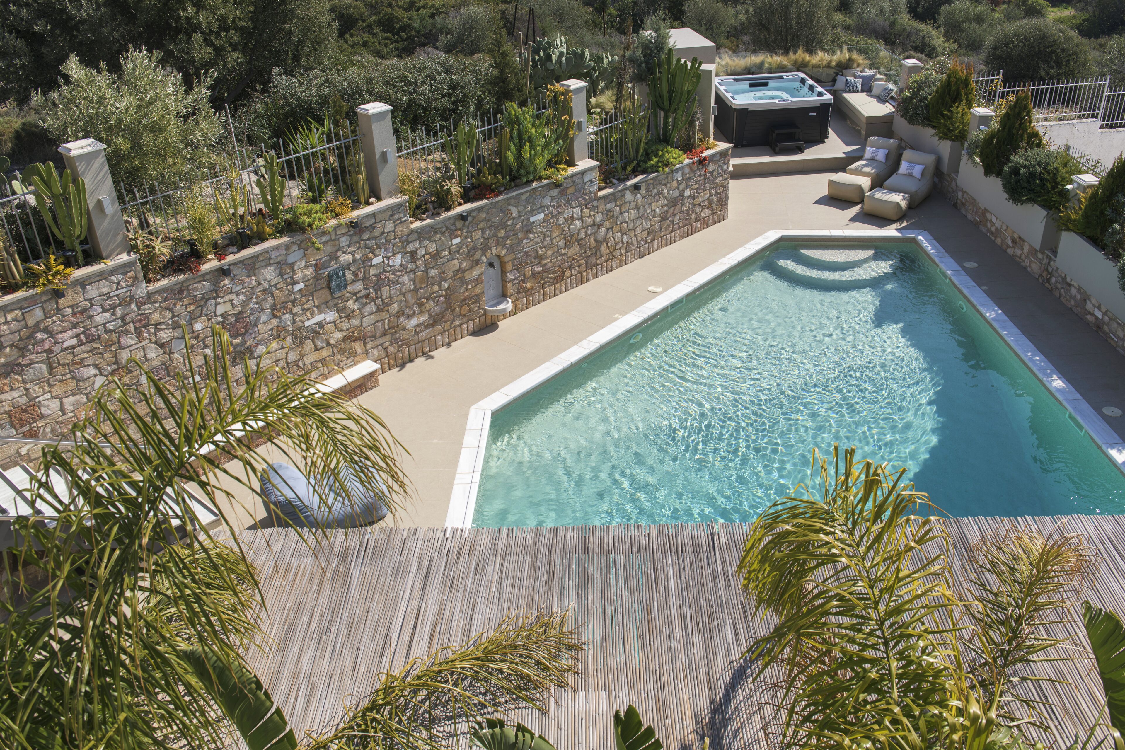 室外游泳池，10:00 至 21:00 开放，池畔遮阳伞，日光浴躺椅