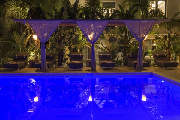 Piscina externa, funciona das 10h às 21h, guarda-sóis, espreguiçadeiras