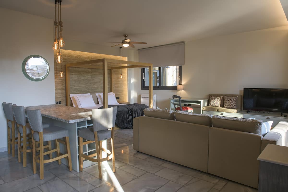 Suite estudio Deluxe, 1 cama Queen size, vista al jardín, junto a la alberca | Sábanas de algodón egipcio y ropa de cama de alta calidad
