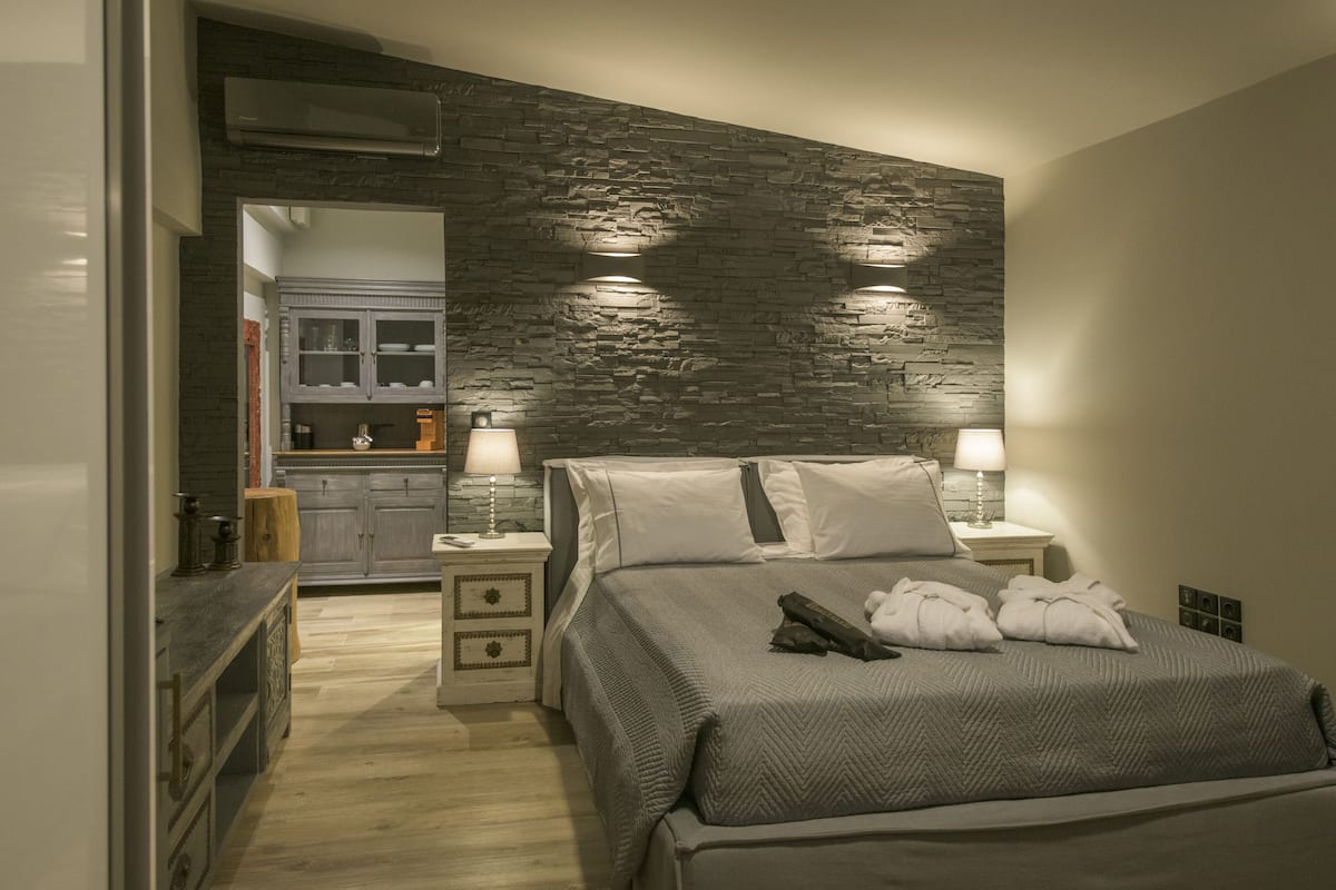 Suite estudio Deluxe, 1 cama Queen size, vista parcial al mar, junto a la alberca | Sábanas de algodón egipcio y ropa de cama de alta calidad