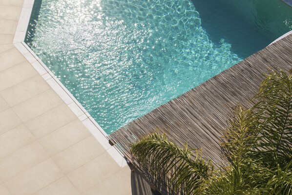 Outdoor pool, open 10:00 AM to 9:00 PM, pool umbrellas, pool loungers - Aval Riviera (Saronikos)