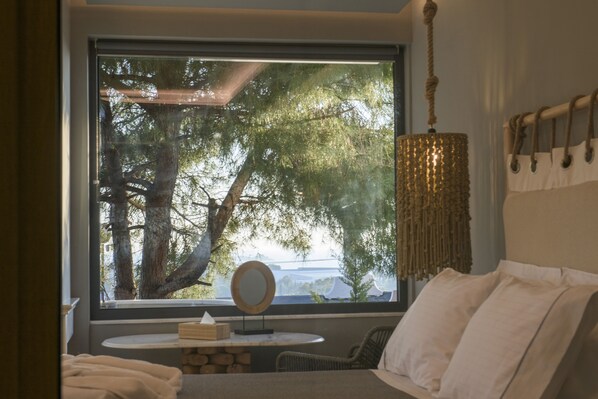 Design Studio Suite, 1 Queen Bed, Sea View, Poolside | Egyptian cotton sheets, premium bedding, memory foam beds, in-room safe - Aval Riviera (Saronikos)