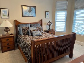 6 bedrooms, WiFi - Soundfront Sunsets! - Huge 6-bedroom/5 bath house - sleeps 15 comfortably!    (Kill Devil Hills)