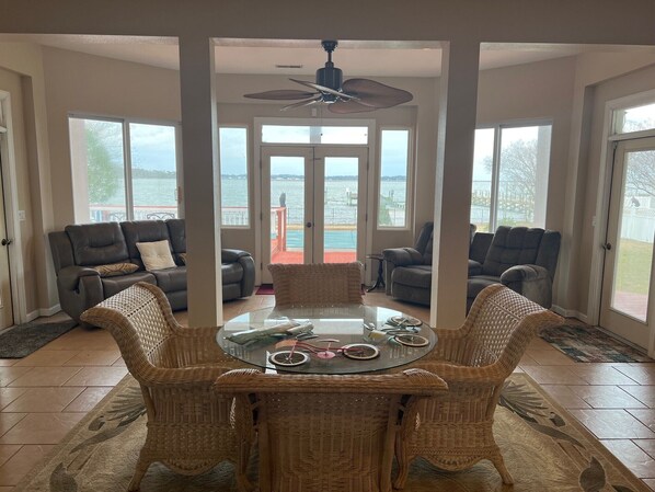 Dining - Soundfront Sunsets! - Huge 6-bedroom/5 bath house - sleeps 15 comfortably! (Kill Devil Hills)