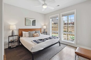 4 bedrooms, iron/ironing board, travel cot, WiFi - West End Oasis • Modern Rooftop Views (Nashville)