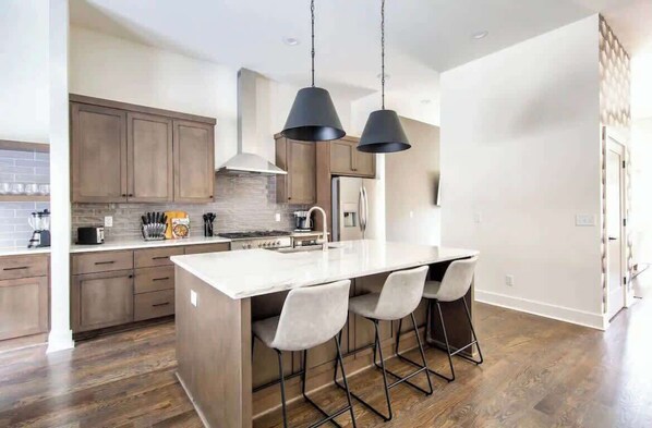 冰箱、微波炉、烤箱、炉灶