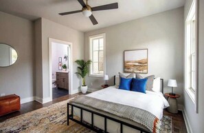 8 habitaciones, tabla de planchar con plancha, cuna de viaje y wifi 