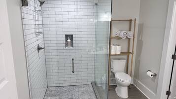 Douche, serviettes fournies, savon, shampoing