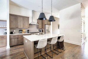 Kylskåp, mikrovågsugn, ugn och spishäll