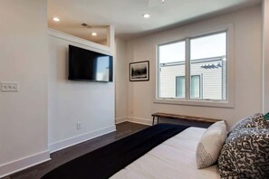 4 bedrooms, iron/ironing board, travel cot, WiFi - West End Escape • Balcony • Near Broadway (Nashville)