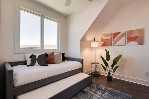 4 bedrooms, iron/ironing board, travel cot, WiFi - West End Escape • Balcony • Near Broadway (Nashville)