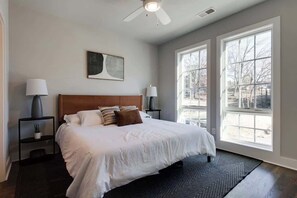 4 bedrooms, iron/ironing board, travel cot, WiFi - West End Escape • Balcony • Near Broadway (Nashville)