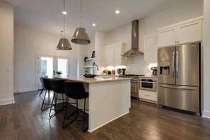 Fridge, microwave, oven, stovetop - West End Stay • 2 Homes • Near Broadway (Nashville)