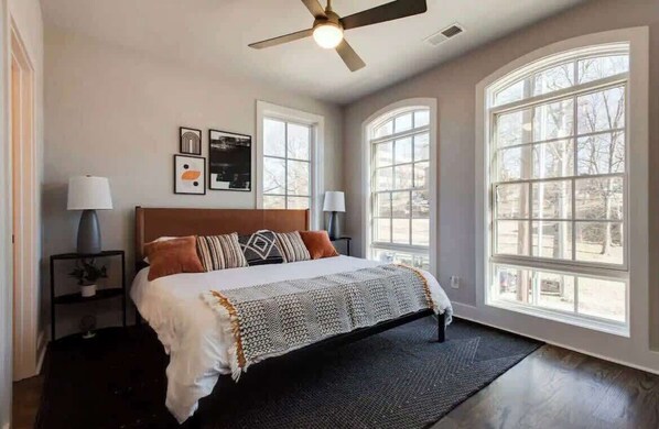 8 bedrooms, iron/ironing board, travel cot, WiFi - West End Stay • 2 Homes • Near Broadway (Nashville)