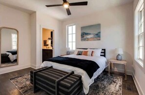 8 bedrooms, iron/ironing board, travel cot, WiFi - West End Stay • 2 Homes • Near Broadway (Nashville)