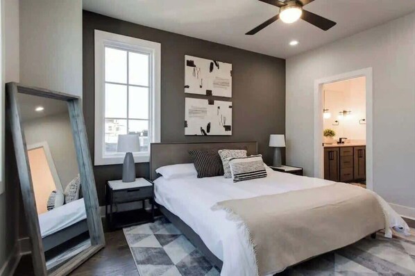 8 bedrooms, iron/ironing board, travel cot, WiFi - West End Stay • 2 Homes • Near Broadway (Nashville)