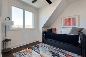 TV, offices - West End Stay • 2 Homes • Near Broadway (Nashville)