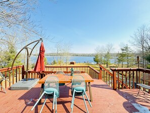 Outdoor dining - Serenity at Lake Joseph | Lakefront•Hot Tub•Ski (Forestburgh)