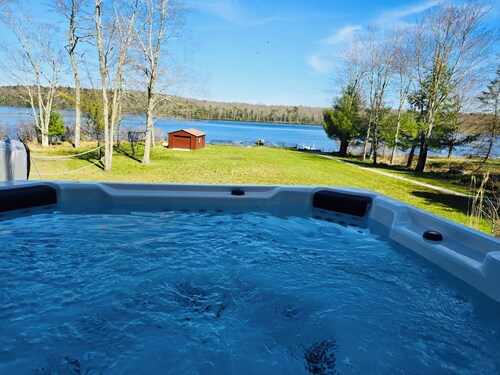 Serenity at Lake Joseph | Lakefront•Hot Tub•Ski