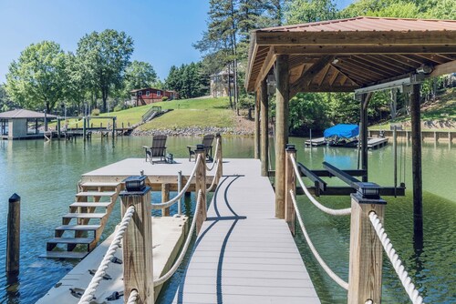 Serene Lake Norman Escape-Sleeps 8, Pet-friendly, private dock, kayaks,& firepit