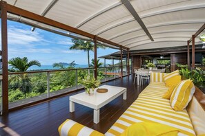 Outdoor dining - Stu’s Lookout - Stunning Views (Wongaling Beach)