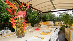 Outdoor dining - Stu’s Lookout - Stunning Views (Wongaling Beach)