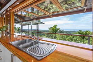 Fridge, microwave, oven, stovetop - Stu’s Lookout - Stunning Views (Wongaling Beach)