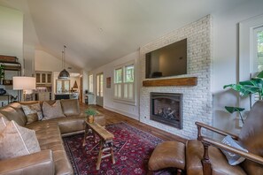 Smart TV, fireplace - Three Bedroom House Downtown on South Lamar Walk to the Square and Campus (Oxford)