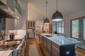 Fridge, microwave, oven, dishwasher - Three Bedroom House Downtown on South Lamar Walk to the Square and Campus (Oxford)