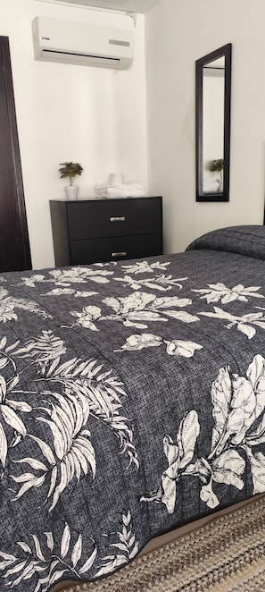 Quarto casal, acessível, micro-ondas | Individualmente decorados, individualmente mobiliados, escrivaninha