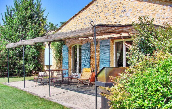 Outdoor dining - Gorgeous home in Issigeac with WiFi (Issigeac)