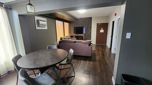 Familien-Suite | Wohnbereich | 42-Zoll-Smart-TV mit Digitalempfang