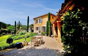 Outdoor dining - Nice home in Saint Saturnin les Apt (Saint Saturnin les Apt)