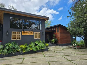 Exterior - HeadBack Hiking Lodge - Blue Mountain Peak (Penlyne Castle)
