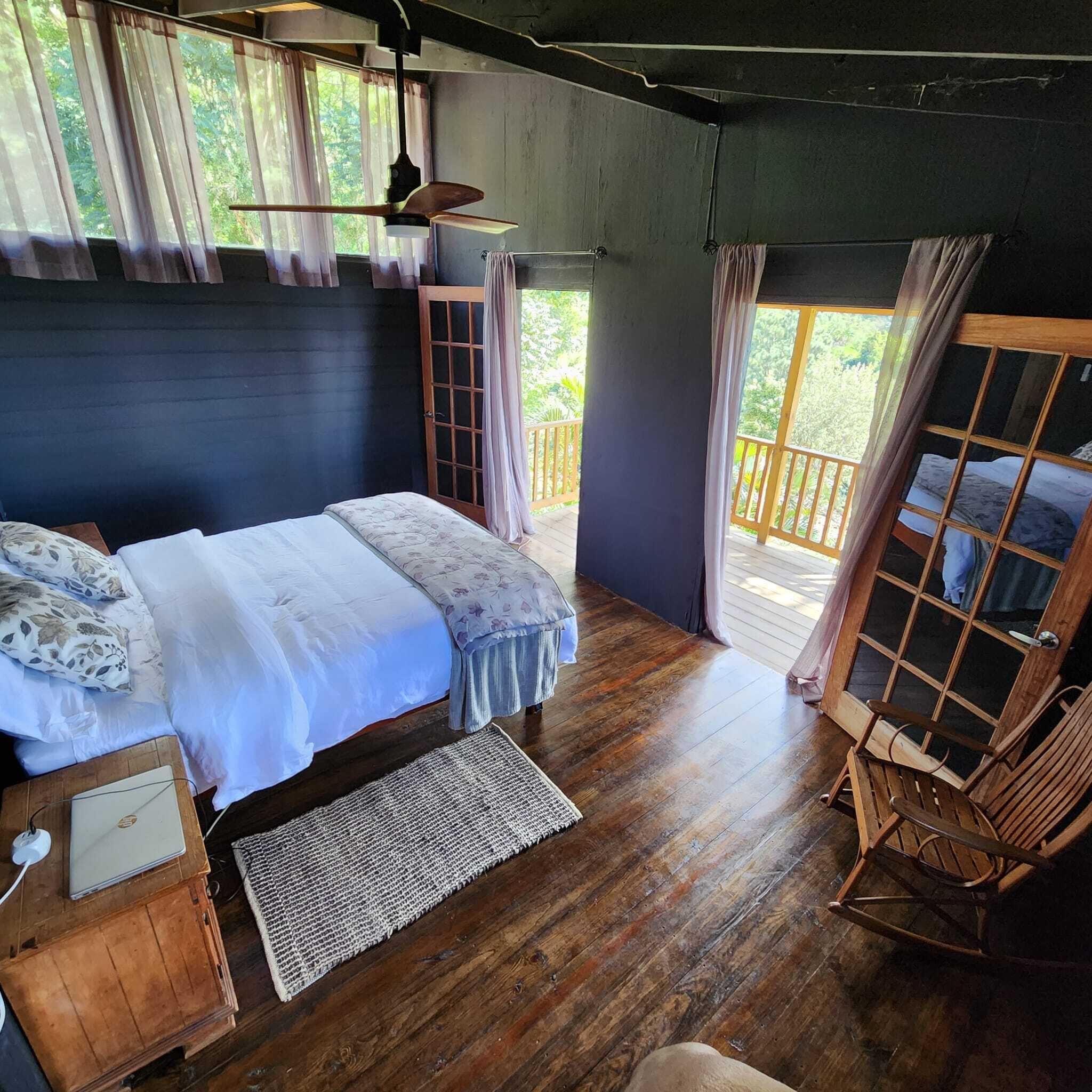 4 عدّة غرف نوم وخزنة داخل الغرفة وواي فاي وملاءات أسرّة