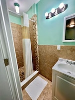 Standard Single Room, 1 Bedroom | Bathroom | Towels, soap