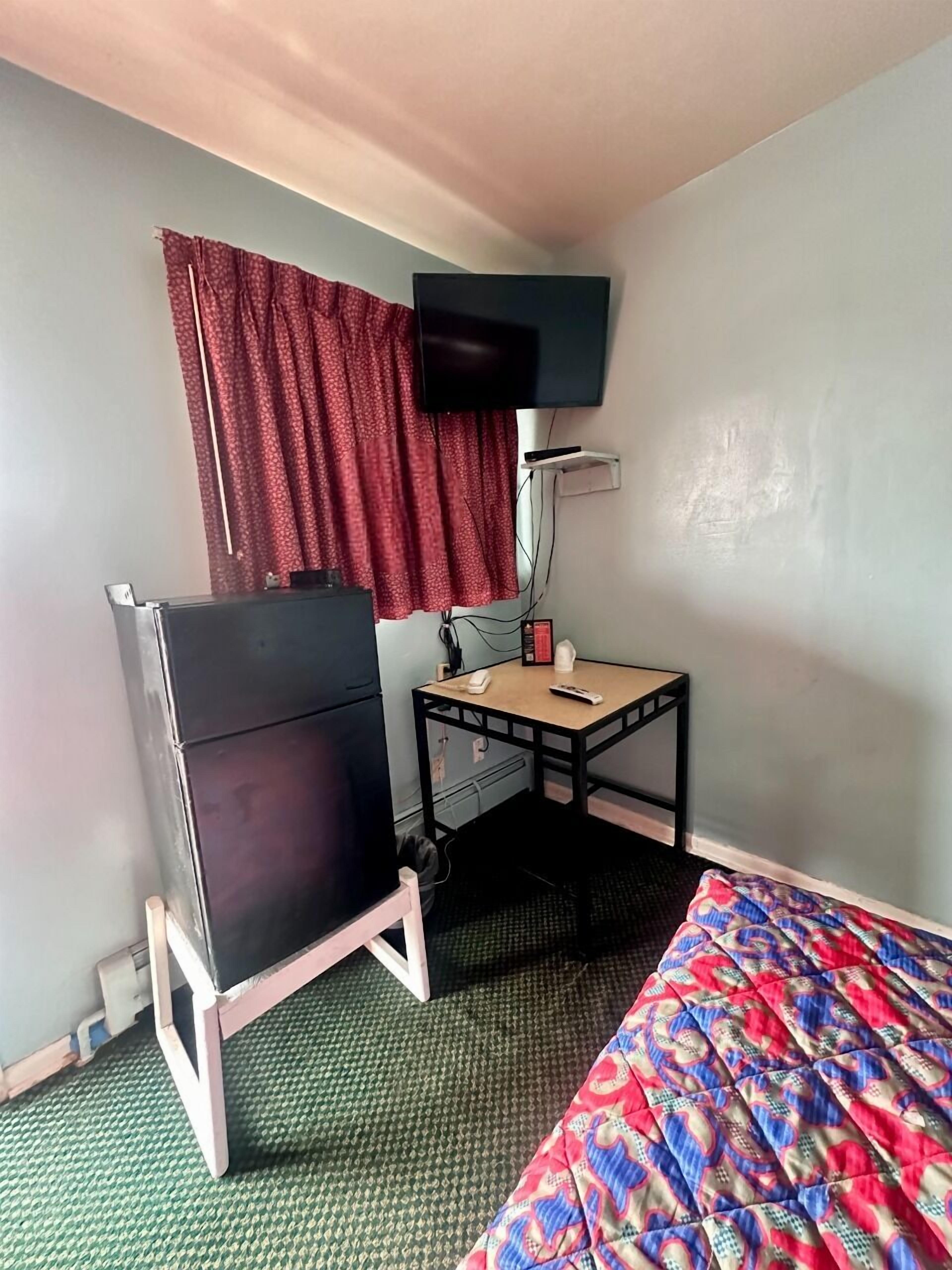 Standard Single Room, 1 Queen Bed, Non Smoking | Free WiFi, bed sheets