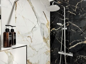 Dusche, Haartrockner, Bidet, Handtücher