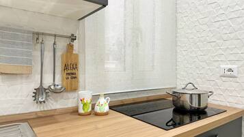 Fridge, oven, stovetop, electric kettle