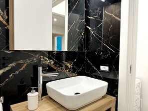 Dusche, Haartrockner, Bidet, Handtücher