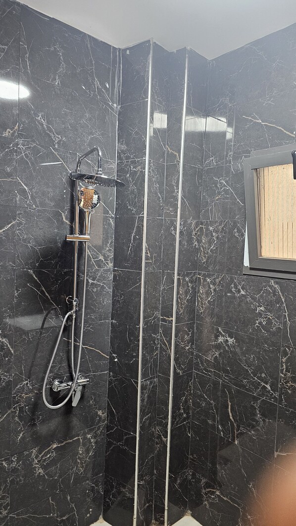 Amenidades de baño gratuitas, secadora de cabello, batas, pantuflas 