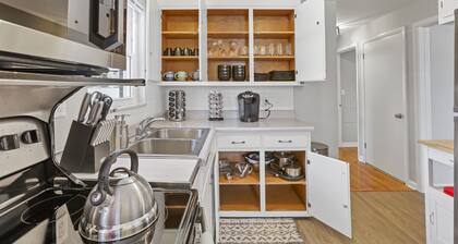 Near Downtown Home, Dogs allowed, Easy Private Parking, Big Yard, Patio,