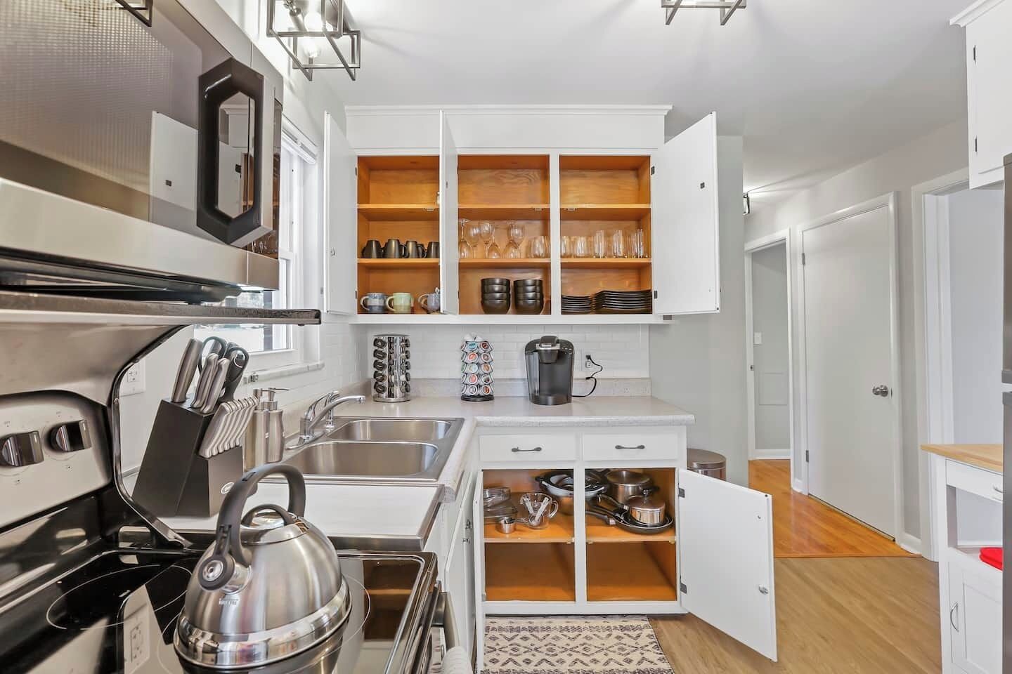 Jääkaappi, mikroaaltouuni, uuni, liesi