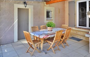 Outdoor dining - Amazing home in Vedène (Vedène)