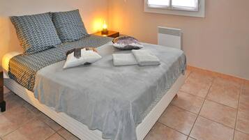 3 間睡房、可攜式嬰兒床、免費 Wi-Fi、床單