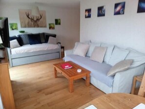Living area - Lovely 2 bedroom condo in exclusive development. (Dublin)