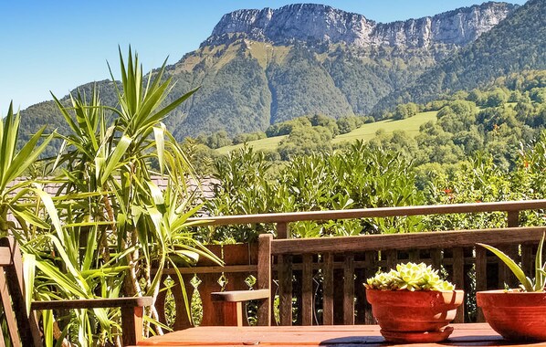 Property grounds - Stunning home in Menthon Saint-Bernard (Menthon Saint-Bernard)